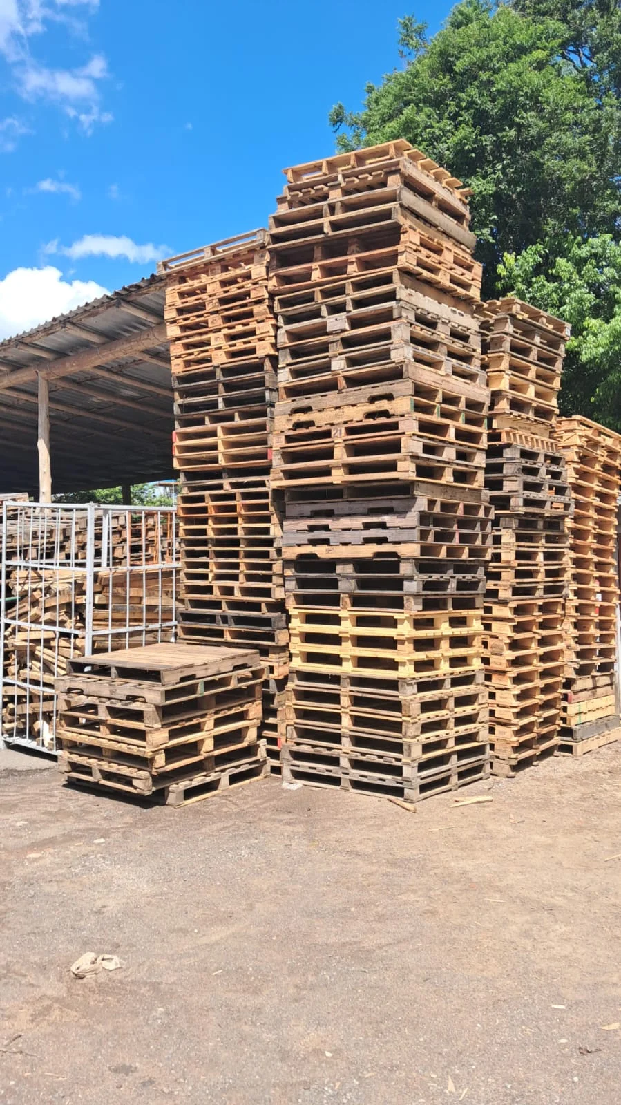 Paletes PBR empilhados ao ar livre